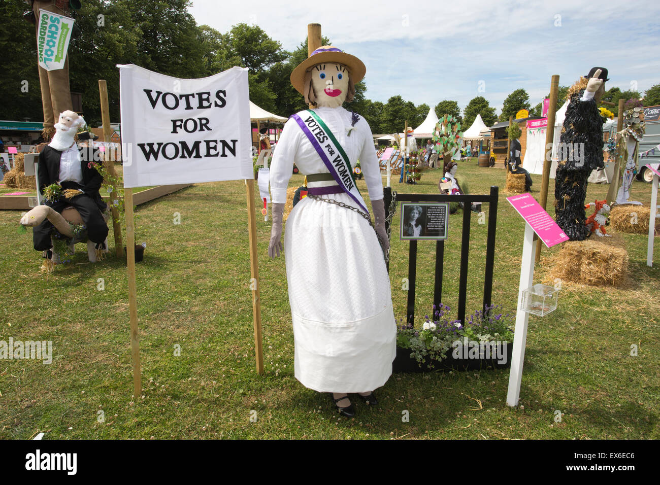 RHS Hampton Court Flower Show 2015, Celebrazione della storia: Spaventapasseri Concorrenza, Emmeline Pankhurst, Hampton, Surrey, Regno Unito Foto Stock