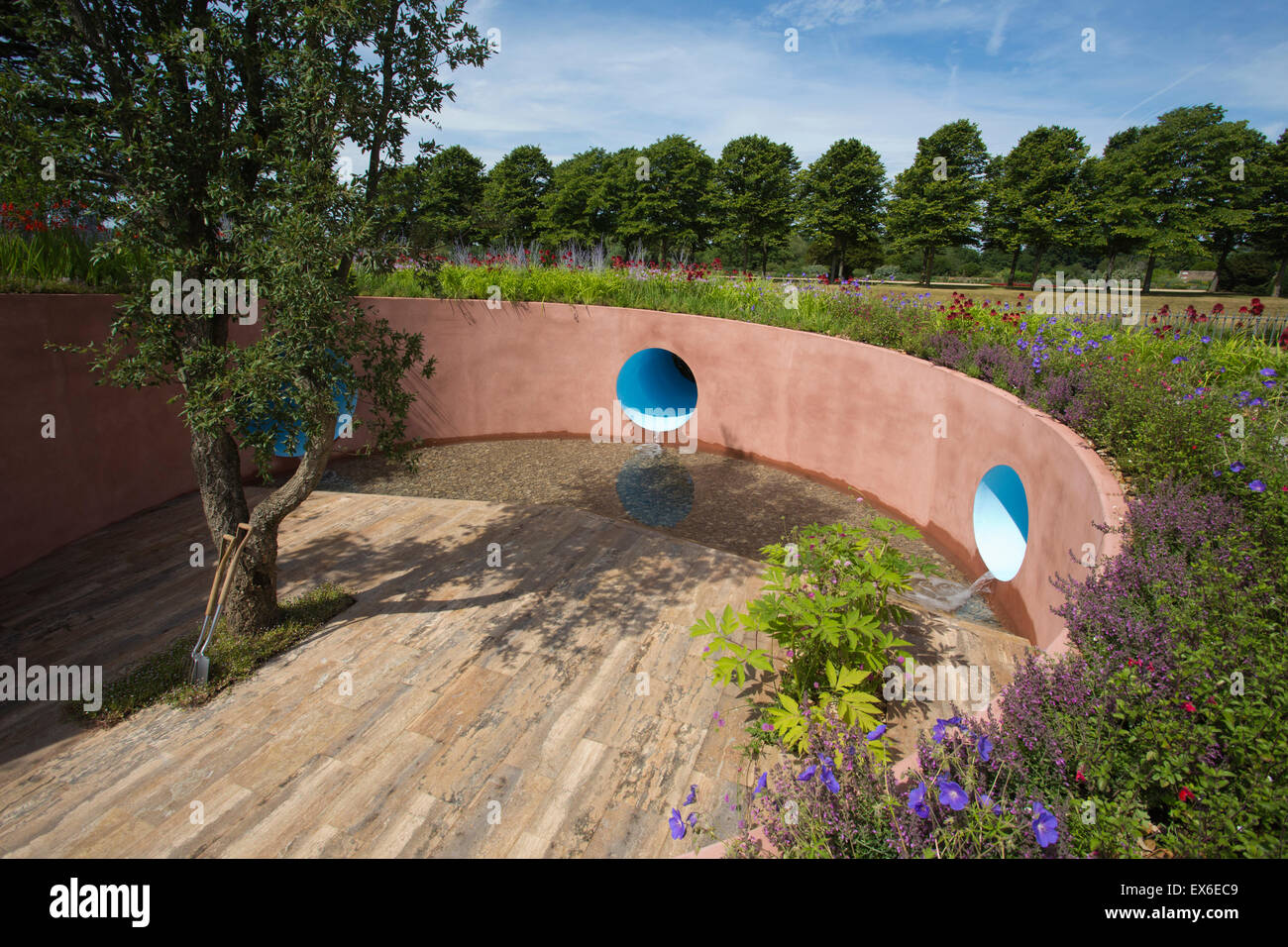 RHS Hampton Court Flower Show 2015, SABO:Il Cerchio della Vita mostra giardino disegnato da Stefano Passerotti, Hampton, Surrey, Regno Unito Foto Stock