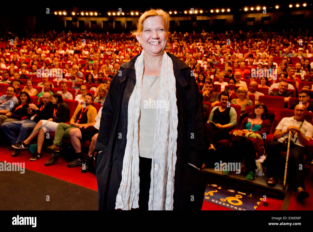 Karlovy Vary, Repubblica Ceca. 8 Luglio, 2015. Produttore rumeno Ada Solomon pone per il fotografo durante la presentazione del film Aferim! Dal regista Radu Jude nel cinema di hotel terme in occasione del cinquantesimo Film Festival Internazionale di Karlovy Vary, Repubblica Ceca, Luglio 8, 2015. © Vit Simanek/CTK foto/Alamy Live News Foto Stock