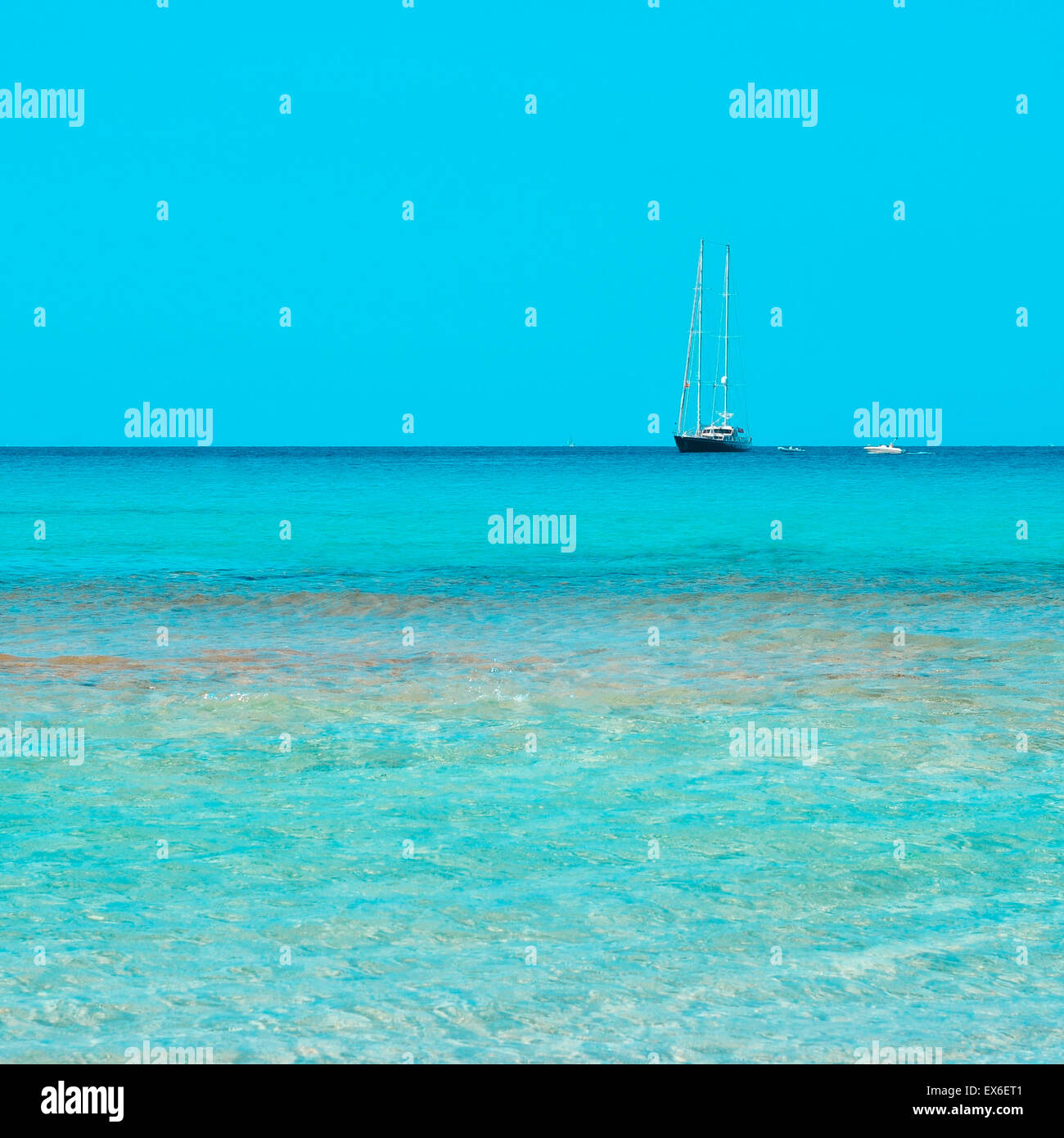 Barca in un colore azzurro e acqua di mare a Formentera, isole Baleari, Spagna Foto Stock