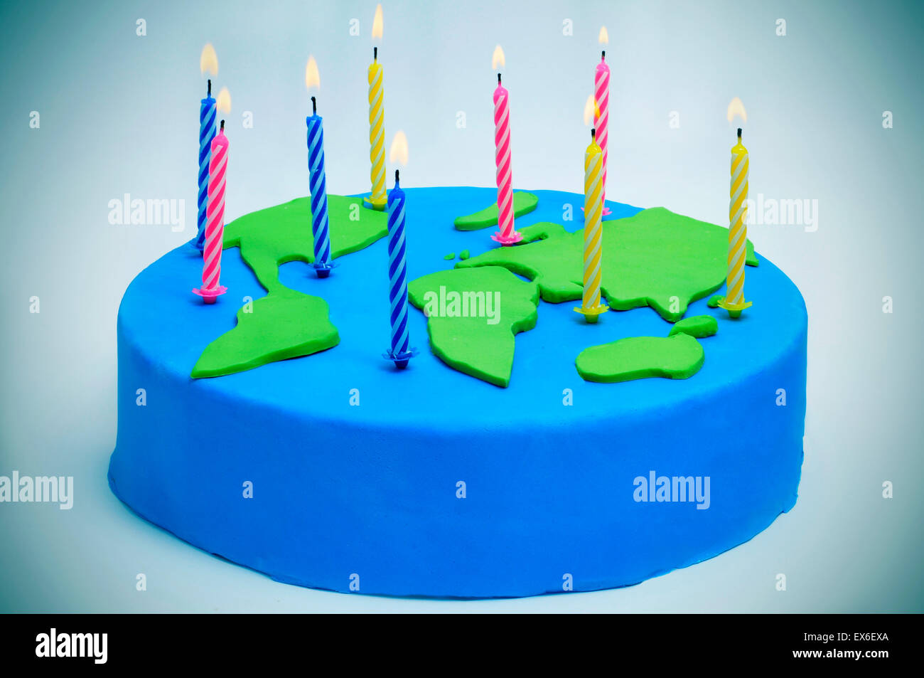 Una torta decorata come una mappa del mondo con le candele per la madre internazionale la Giornata della Terra Foto Stock
