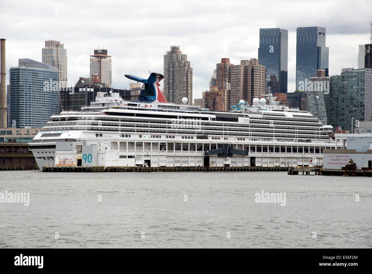 Passeggeri nave da crociera attraccata ad un molo sul Fiume Hudson New York STATI UNITI D'AMERICA Foto Stock