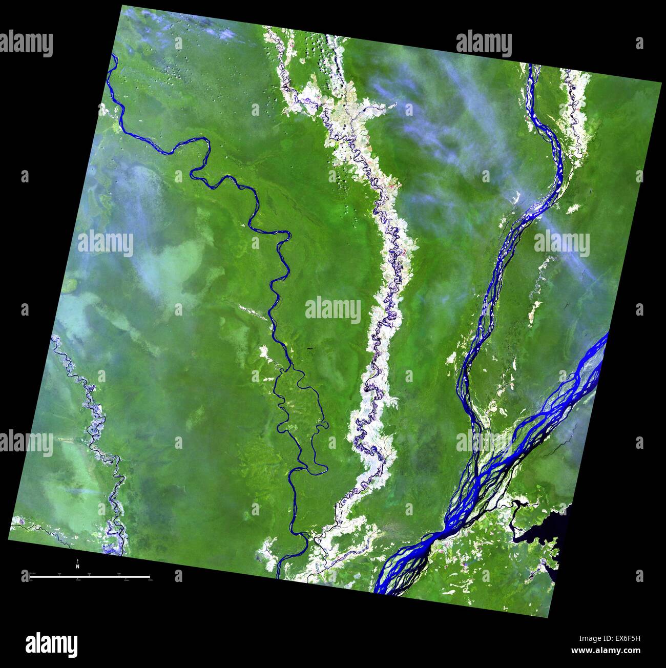 Egli la cuvette regione della Repubblica Democratica del Congo in Africa centrale, si basa sui fiumi per il trasporto. Il Sangha, Prefettura Apostolica di Likouala-ingresso aux Herbes, Ubangi e Congo i fiumi sono mostrati nell'immagine completa. Terreni agricoli che punteggiano il paesaggio Foto Stock