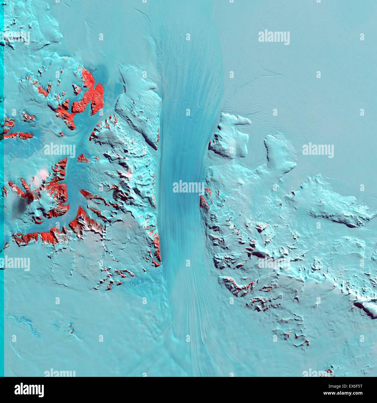 Antartide Byrd del ghiacciaio è a 15 miglia (24 chilometri) di larghezza, 100-miglio (161-chilometro) lungo il flusso di ghiaccio che si immerge attraverso una valle profonda in transatlantico di montagne e in Ross Ice Shelf. Foto Stock