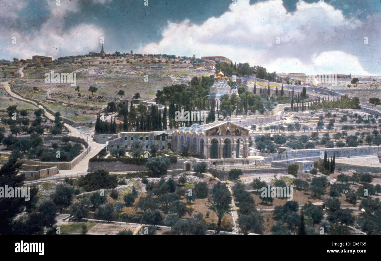 Il monte degli Ulivi a Gerusalemme con la Chiesa ortodossa russa e la chiesa del Getsemani circa 1920 Foto Stock