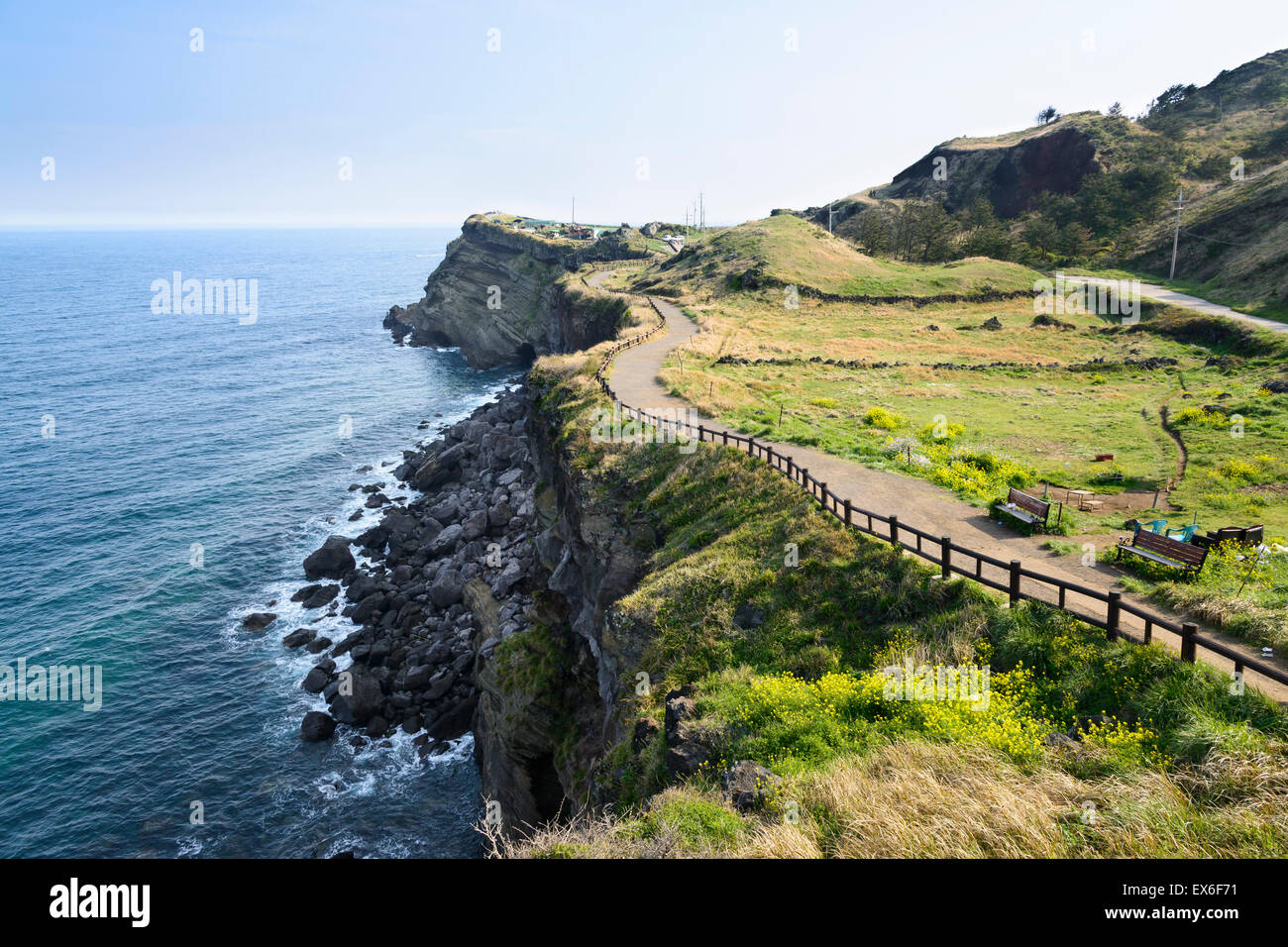 Vista di Olle a piedi il sentiero n. 10 Corso in Songaksan in Jeju Island, Corea. Olle è famoso trekking corsi creati lungo la costa. Foto Stock