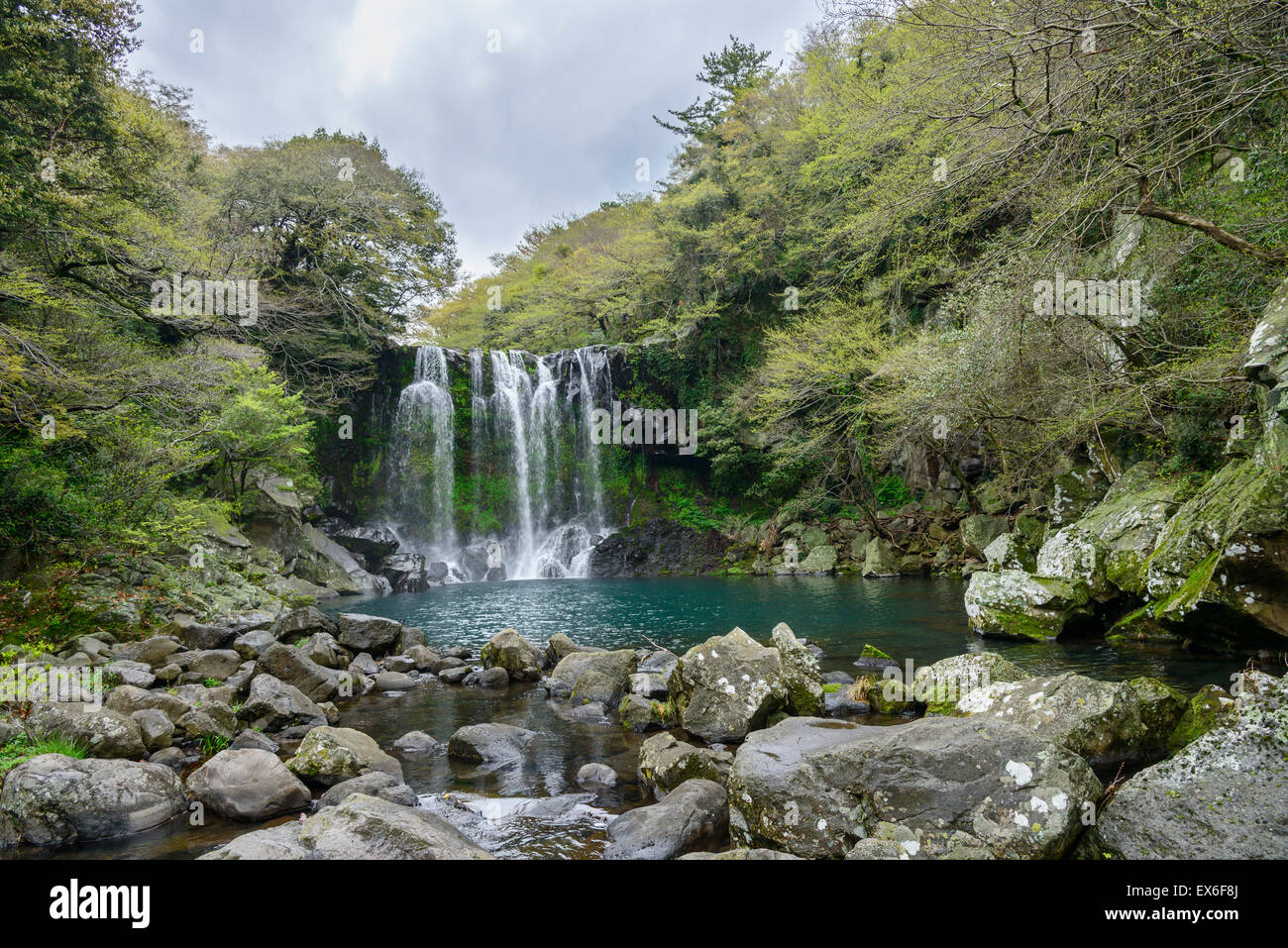 Cheonjeyeon n. 2 cascata. Cheonjeyoen cade (mezzi lo stagno di Dio) consiste di 3 cade. Foto Stock