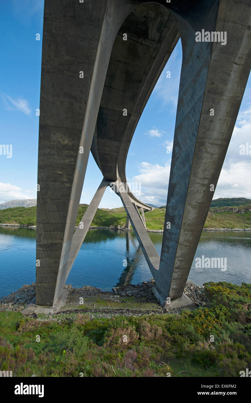 Il ponte di Kylesku Engineering design da Ove Arup in Sutherland la Scozia che attraversa il Loch un' Chàirn Bhain. SCO 9925. Foto Stock