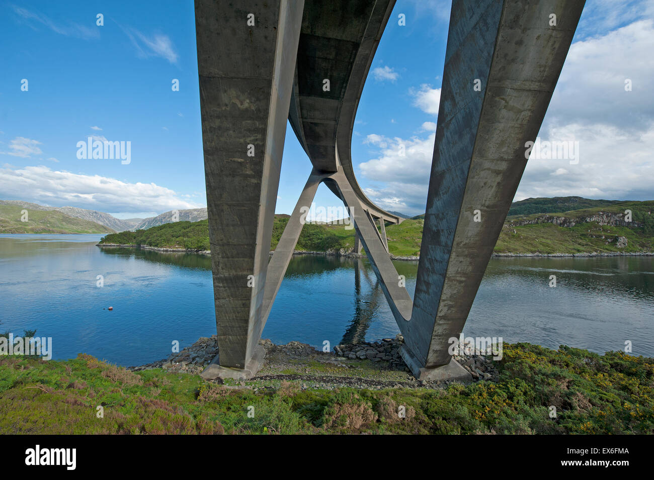 Il ponte di Kylesku Engineering design da Ove Arup in Sutherland la Scozia che attraversa il Loch un' Chàirn Bhain. SCO 9926. Foto Stock