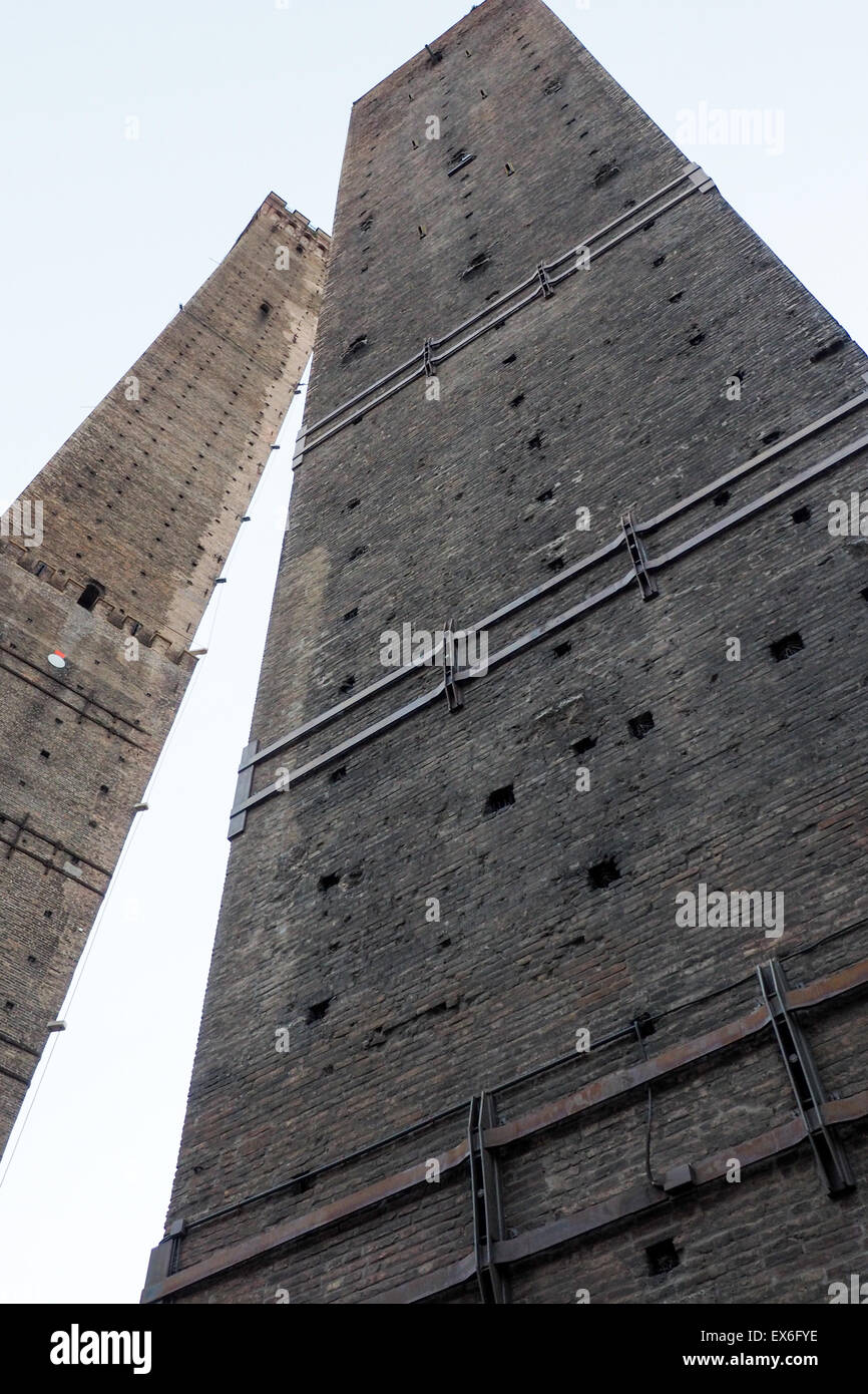 Le due torri (le Due Torri), Torre degli Asinelli e Torre della Garisenda di Bologna. Foto Stock