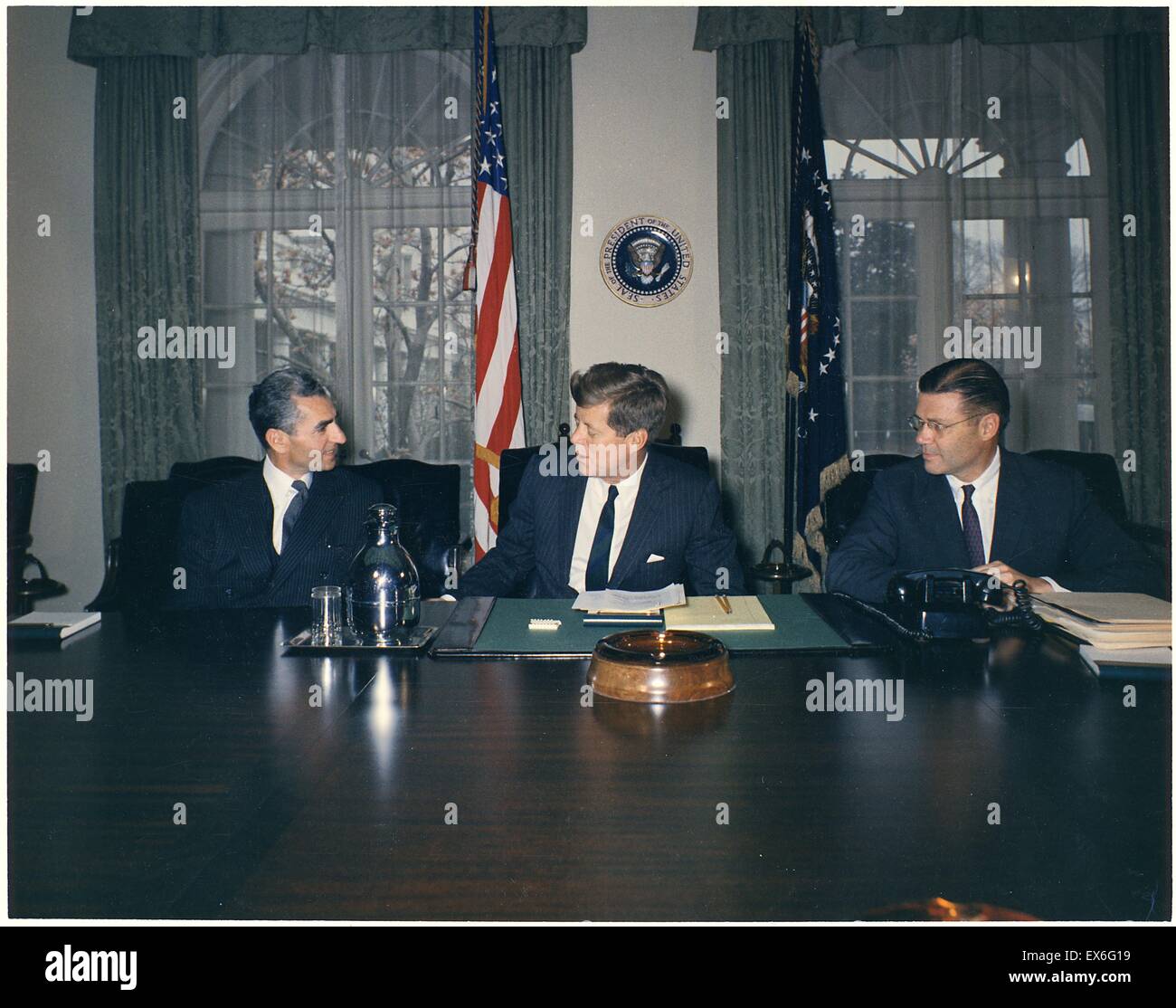 Scià dell'Iran (Reza Pahlavi), Presidente John F Kennedy, il Segretario della Difesa Robert McNamara in Washington DC 1962 Foto Stock