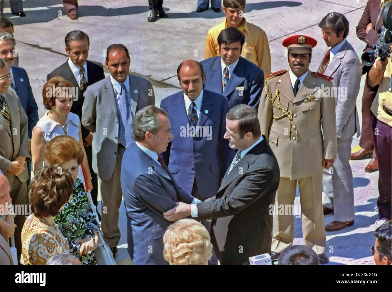 Il presidente siriano Hafez al-Assad ci saluta il presidente Richard Nixon al suo arrivo in aeroporto di Damasco nel 1974 Foto Stock