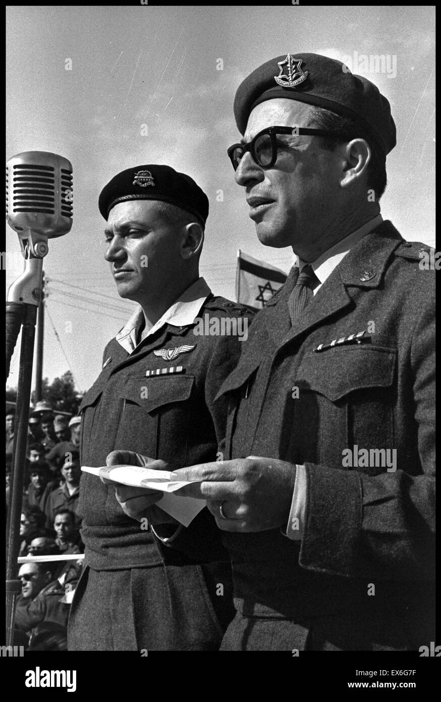 Esercito Israeliano capo personale , Zvi Zur e General Chaim Barlev 1961 Foto Stock