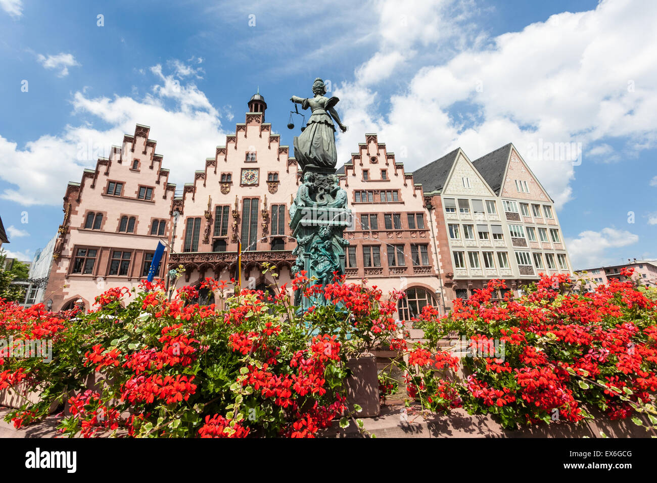 Signora giustizia statua con fontana e fiori all'Roemberberg in Francoforte sul Meno, Germania Foto Stock