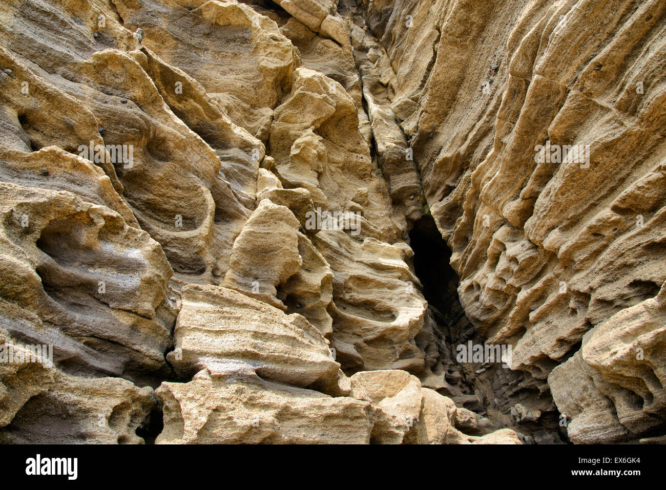 Stratificato di multistory ruvido e strane rocce sedimentarie nella famosa località turistica della costa Yongmeori(testa di drago costa) nell'Isola di Jeju. Foto Stock