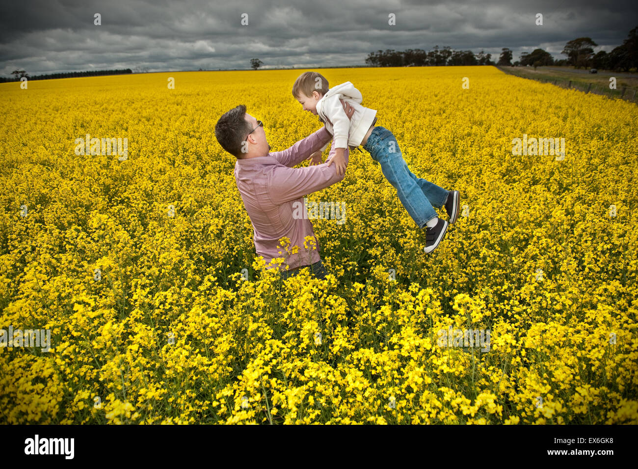 Il padre e il figlio INSIEME GIOCANDO Foto Stock