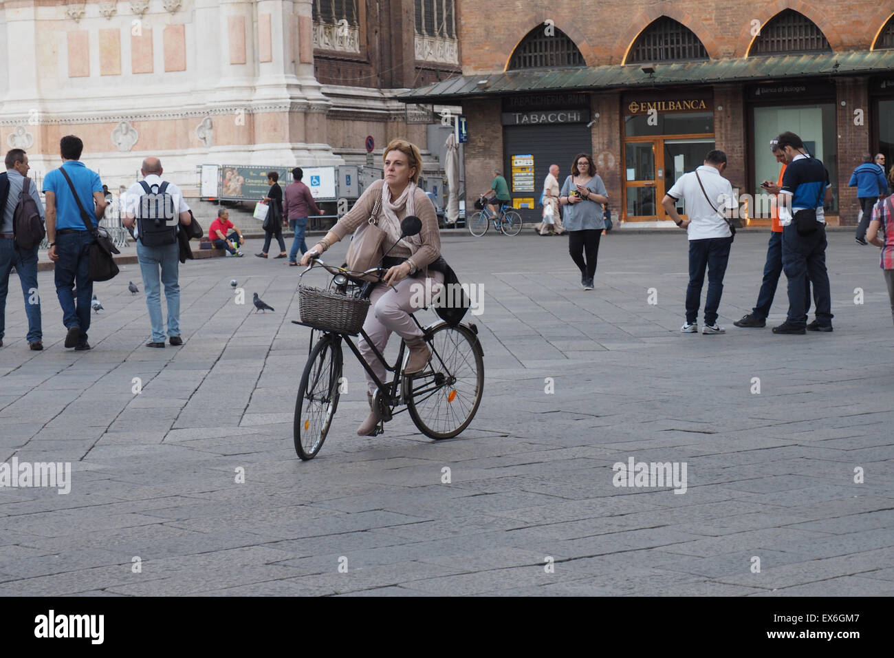 Pedoni e ciclisti in Piazza del Nettuno, Bologna. Foto Stock