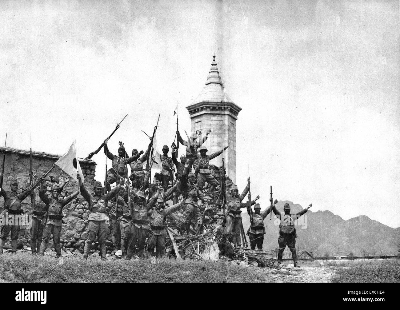 Esercito giapponese ufficiali e uomini tifo a Nankou, Pechino, Cina, durante l'invasione del 1937 Foto Stock