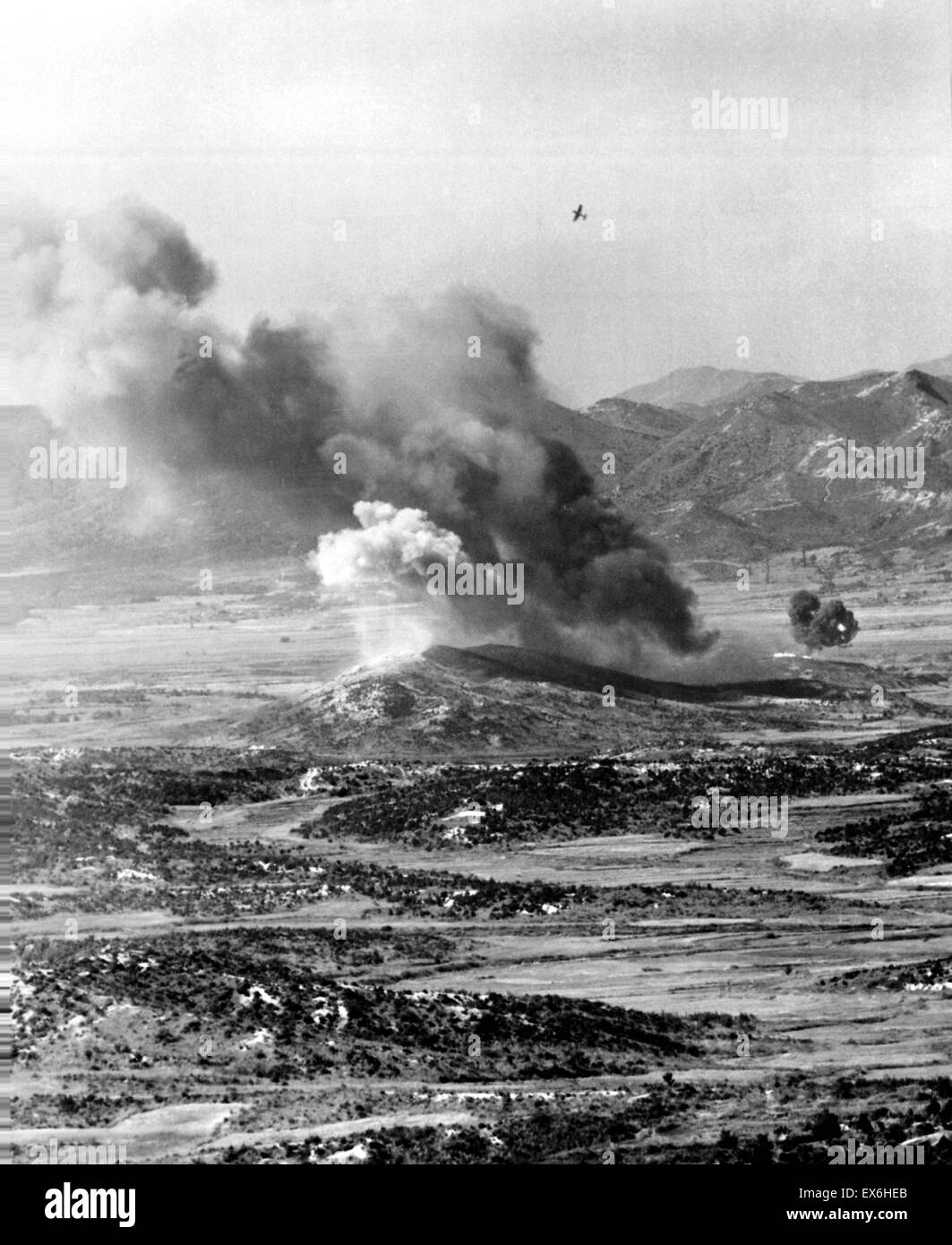 F4U-4 Corsair fighter di noi prima di aria per applicazioni marine ala in volo su un campo di battaglia impugnata, Corea1952 Foto Stock