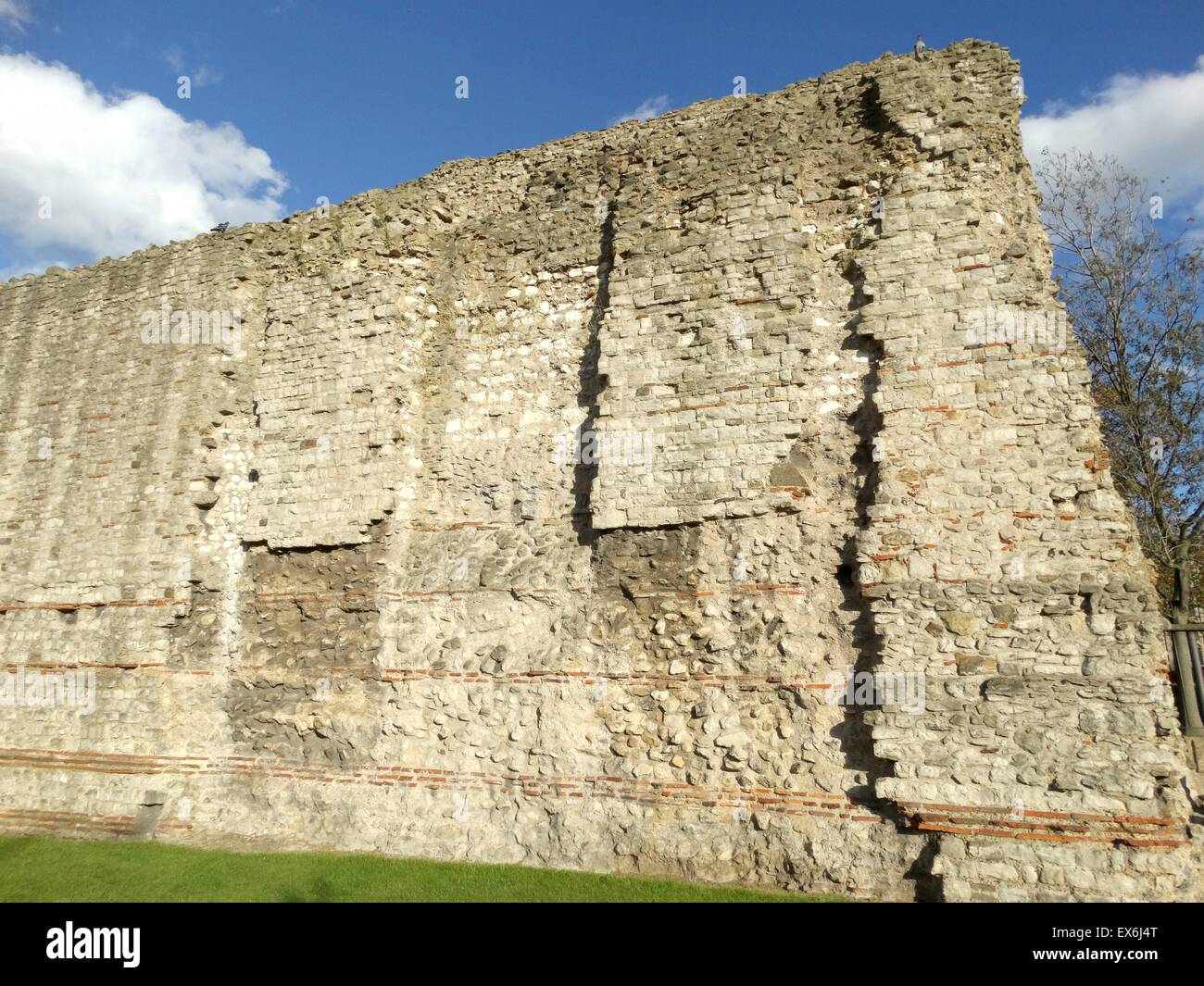 Fotografia a colori del London Wall, una muraglia difensiva costruita dai Romani intorno Londinium. In data 2° secolo D.C. Foto Stock