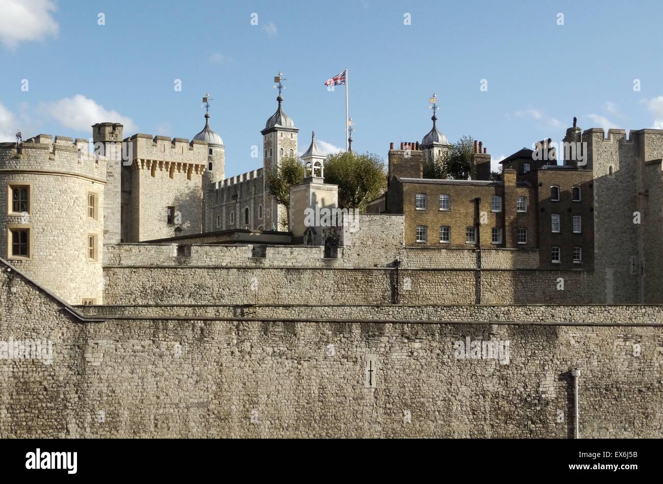 Fotografia a colori della Torre di Londra, un castello storico situato sulla riva nord del fiume Tamigi nel centro di Londra. La costruzione iniziò nel XI secolo. Datata 2014 Foto Stock