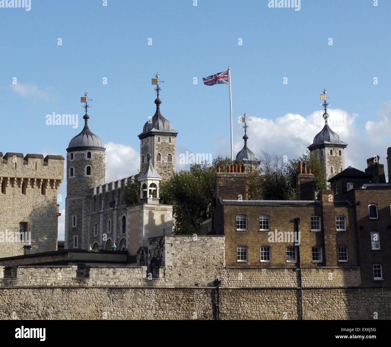 Fotografia a colori della Torre di Londra, un castello storico situato sulla riva nord del fiume Tamigi nel centro di Londra. La costruzione iniziò nel XI secolo. Datata 2014 Foto Stock