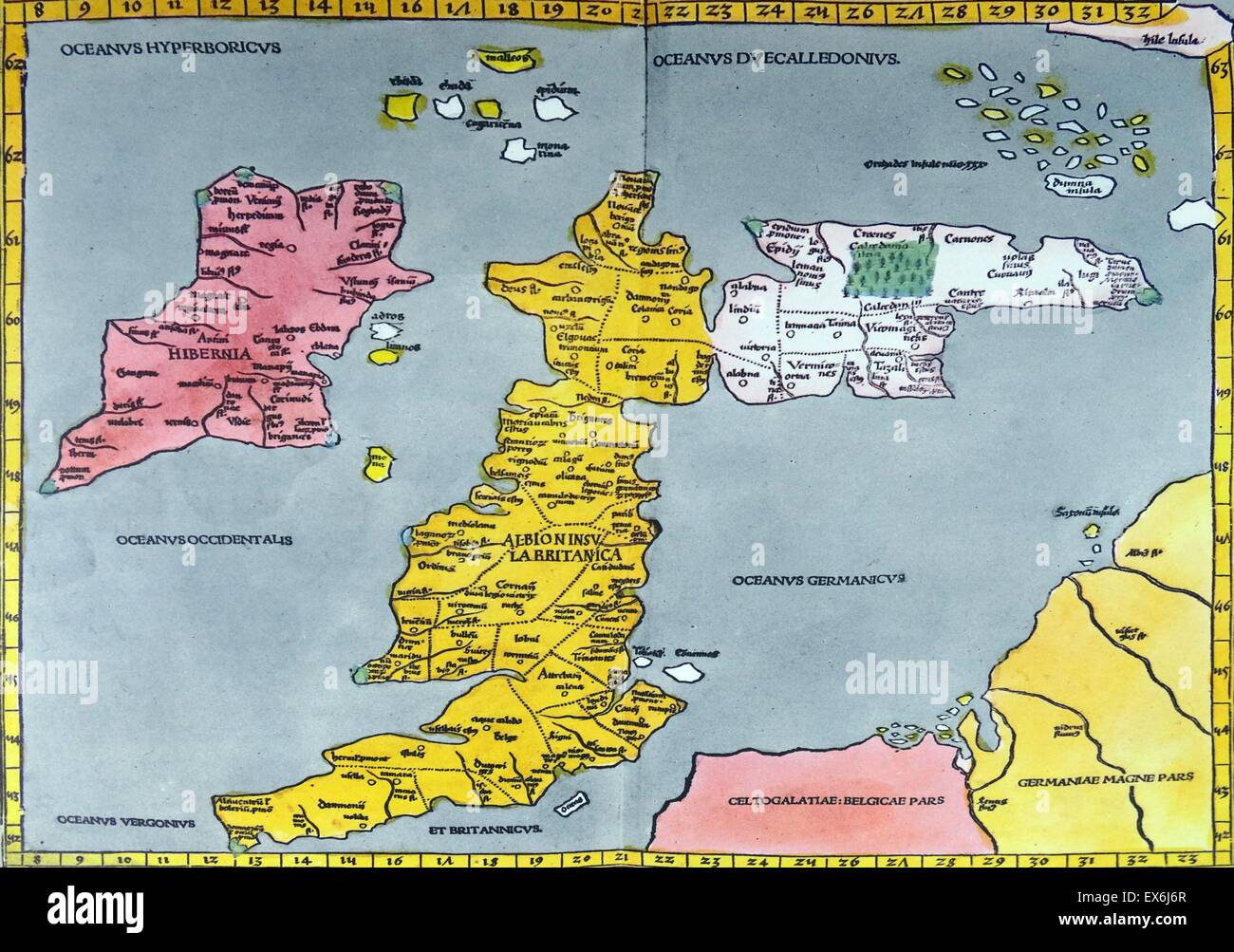 Del quindicesimo secolo copia di un Tolomeo mappa della Gran Bretagna, 150. Dall'Isola di razza, un ventesimo secolo libro che ripercorre la storia delle isole britanniche dal pre-romana all'era Vittoriana. Scritto da Sir Winston Churchill e schematizzati da Timothy Baker. Foto Stock