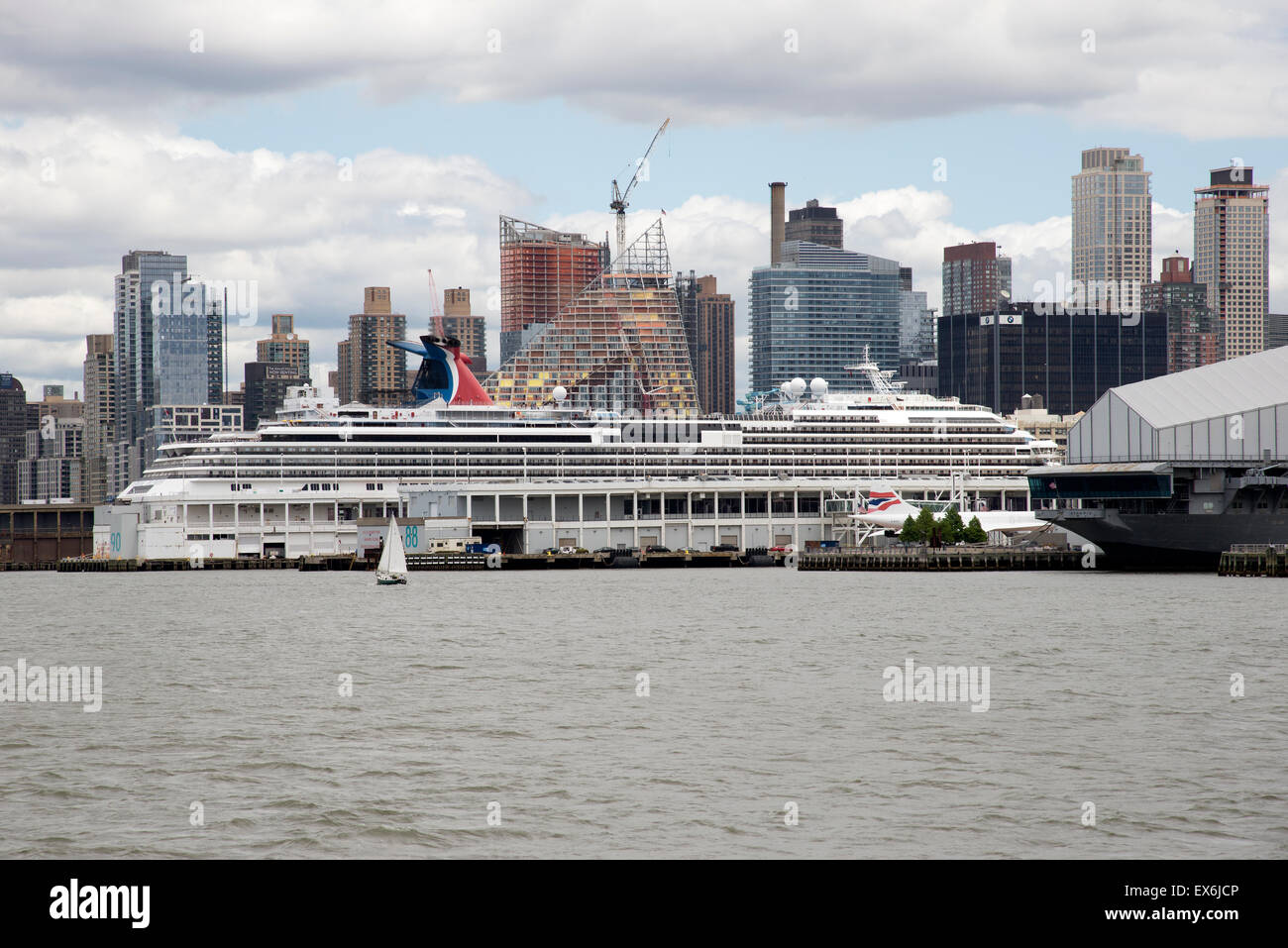 Passeggeri nave da crociera attraccata ad un molo sul Fiume Hudson New York STATI UNITI D'AMERICA Foto Stock
