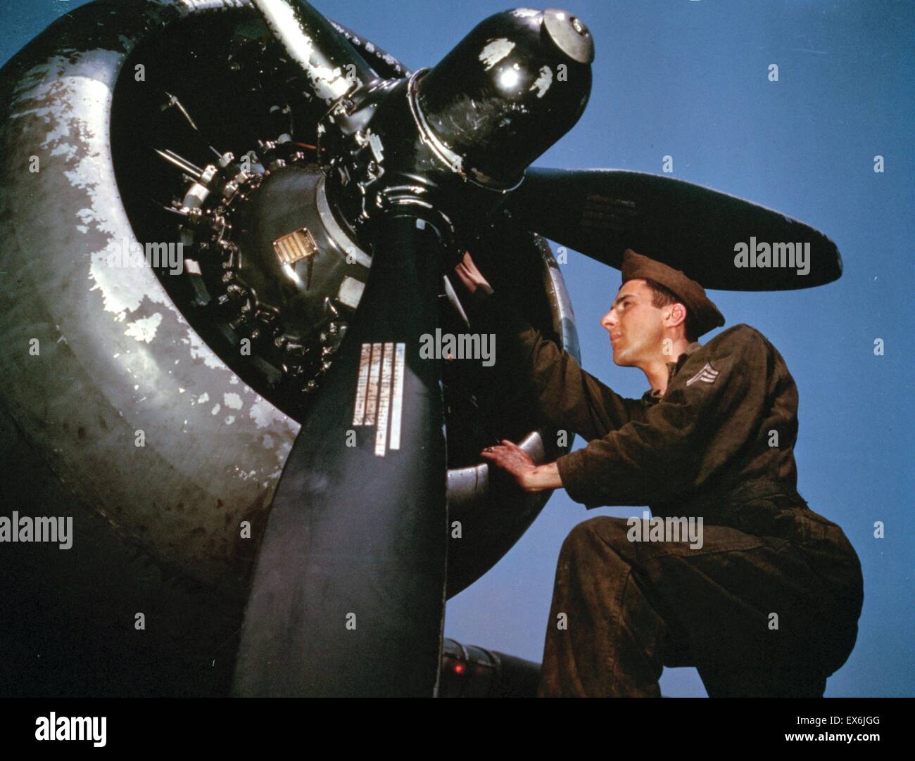 Fotografia a colori della manutenzione di un A-20 bombardiere, Langley Field, Virginia. Fotografato da Alfred T. Palmer. Datata 1942 Foto Stock