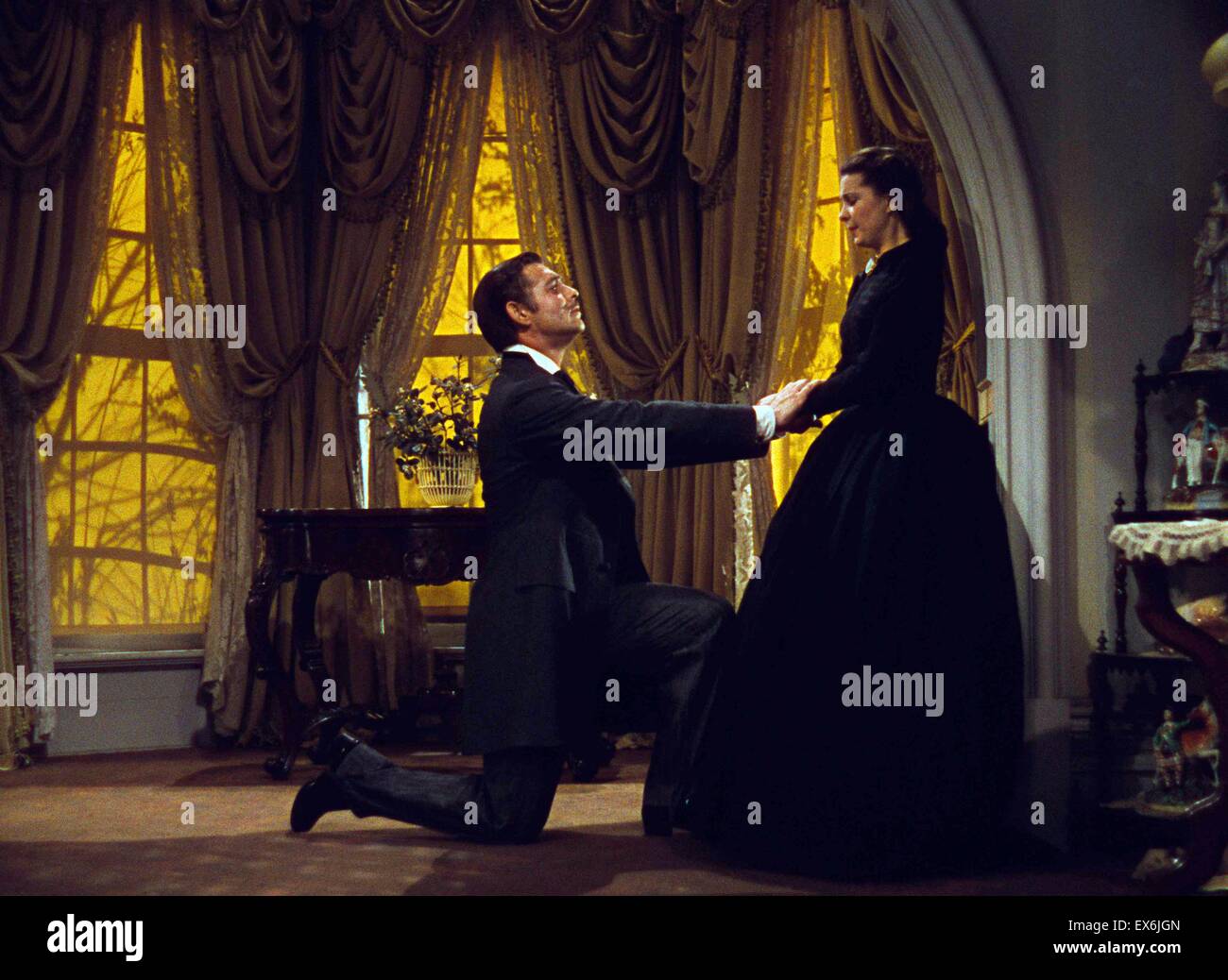 Via col vento. 1939 American film epico adattato da Margaret Mitchell's Pulitzer-winning 1936 romanzo. I ruoli principali sono rappresentate da Clark Gable (Rhett) e Vivien Leigh (Scarlett) Foto Stock