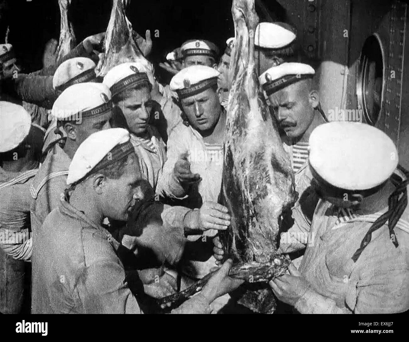Eisenstein epico di propaganda sovietica film 'Battleship Potemkin " sezione di apertura è chiamato 'Men e vermi'. è l'equipaggio la denuncia che la loro carne strisciando con vermi - respinta da un funzionario che scintille un ammutinamento 1921 Foto Stock