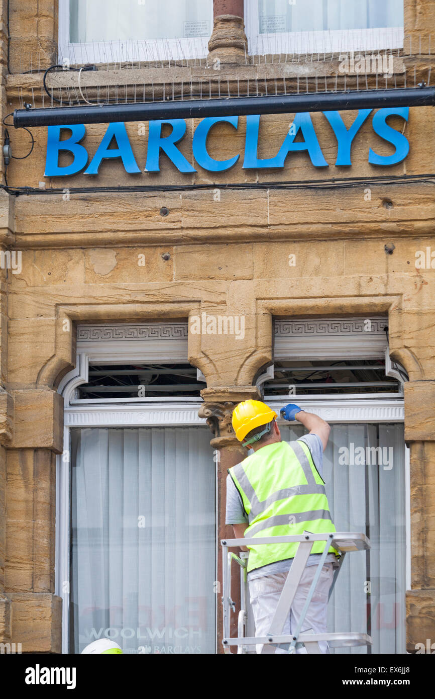 Dando la Barclays Bank a Salisbury un lifting a Salisbury, Wiltshire UK nel mese di giugno Foto Stock