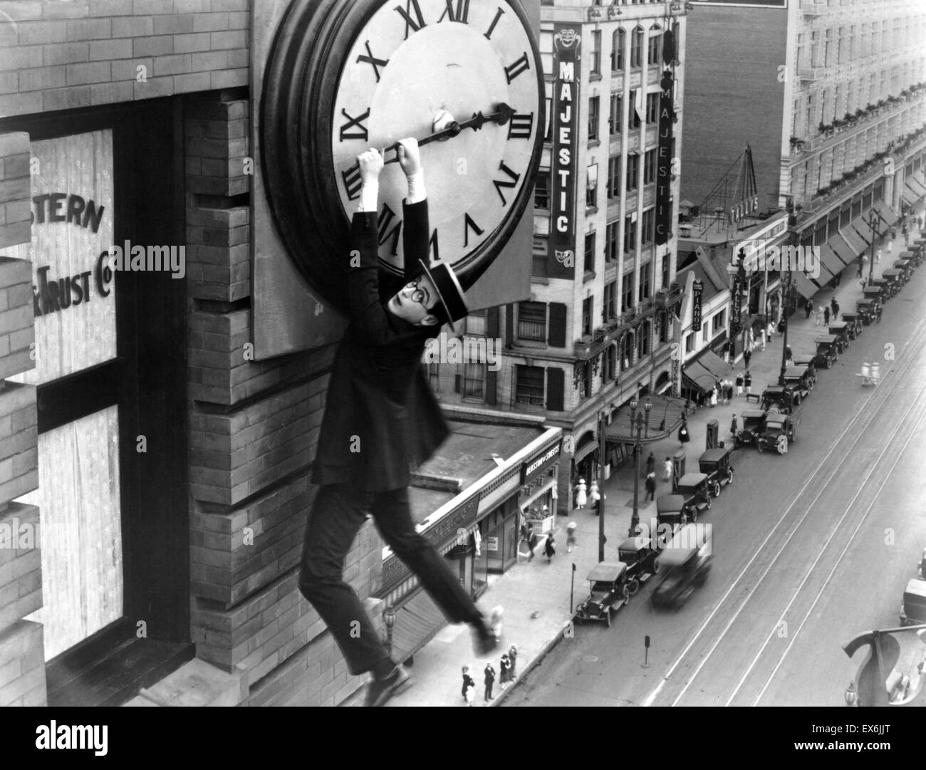 Harold Clayton Lloyd pende da un orologio in 'Sicurezza ultimo!" 1923. Lloyd, (1893 - 1971) era un attore americano, sceneggiatore e stunt performer che è più famoso per la sua silenziosa commedia film Foto Stock