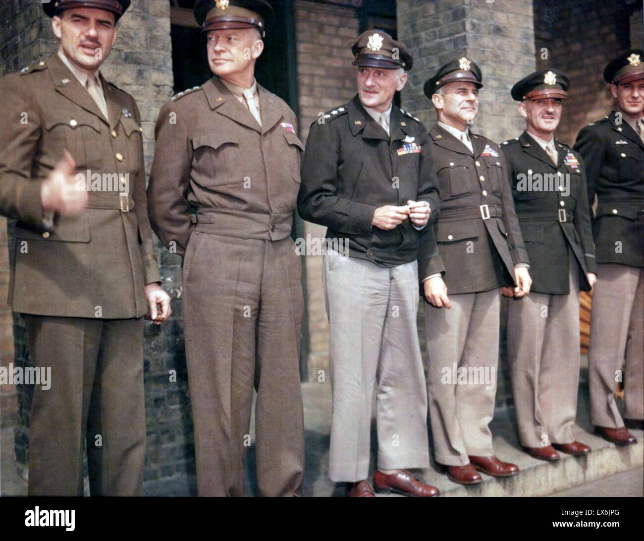 American Guerra Mondiale due generali Jesse Auton, Eisenhower, Spaatz, Doolittle, Kepner e il Colonnello Blakeslee, 1944. Il Debden, Inghilterra Foto Stock