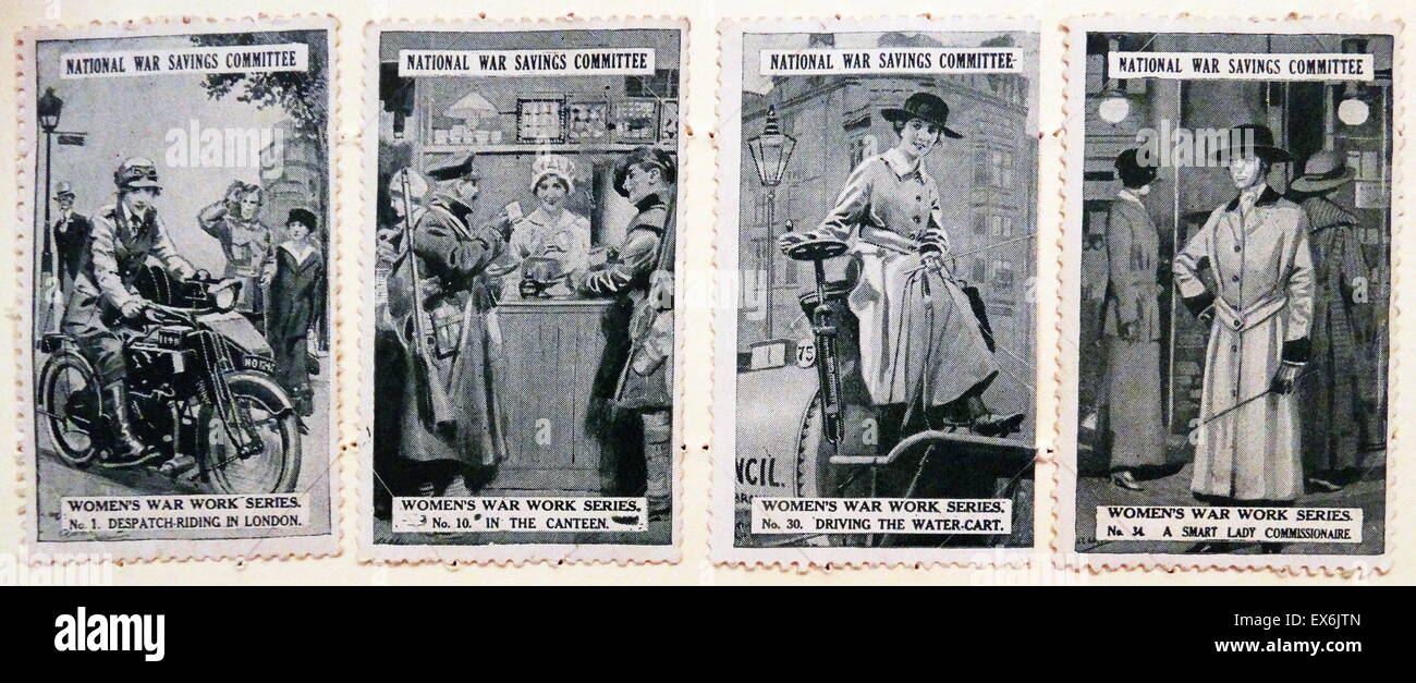 La Prima guerra mondiale il risparmio nazionale timbri (British) illustrante le donne a lavorare per lo sforzo di guerra Foto Stock