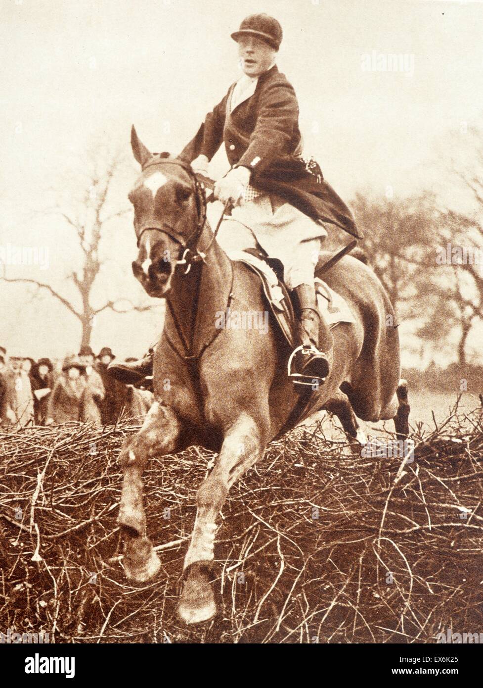 Prince Edward (più tardi re Edward VIII) della Gran Bretagna show jumping 1932 Foto Stock