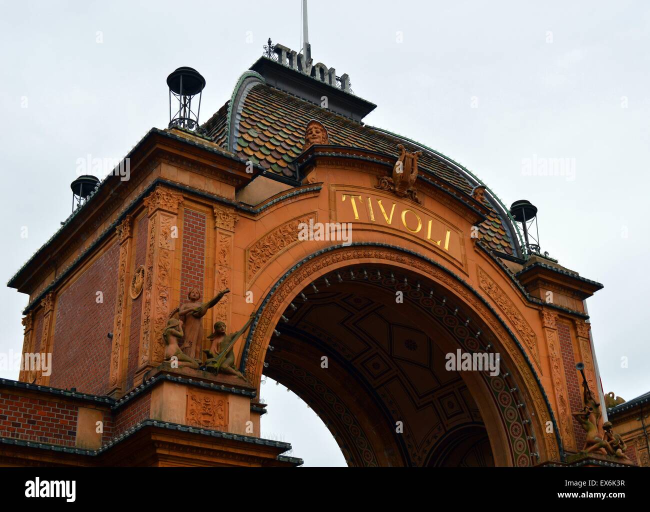 Arco d'ingresso al parco divertimenti Giardini di Tivoli e il giardino di Copenhagen, Danimarca. 2014 Foto Stock