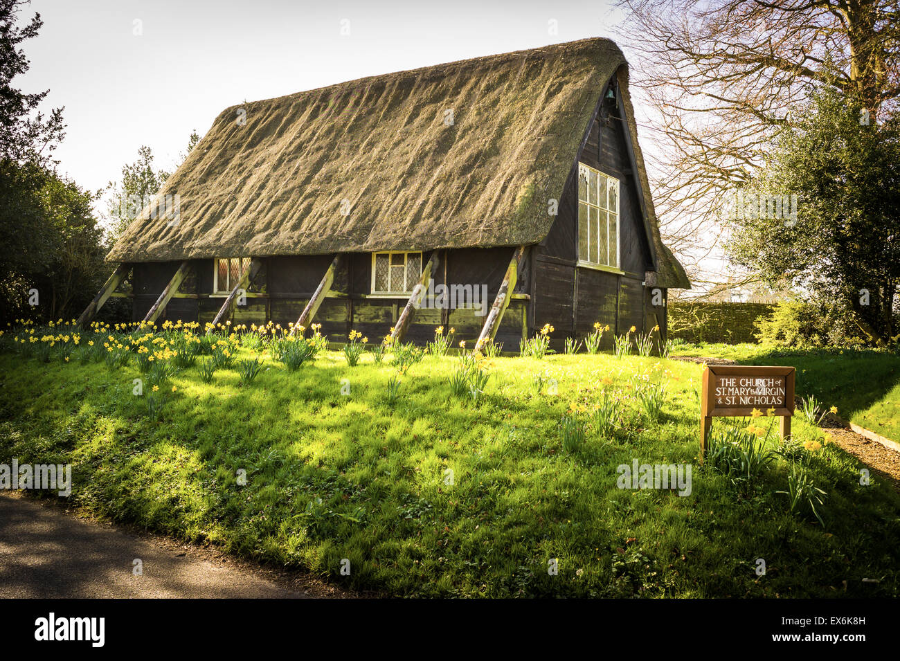 In legno con tetto di paglia di villaggio chiesa in Sandy Lane WILTSHIRE REGNO UNITO Foto Stock