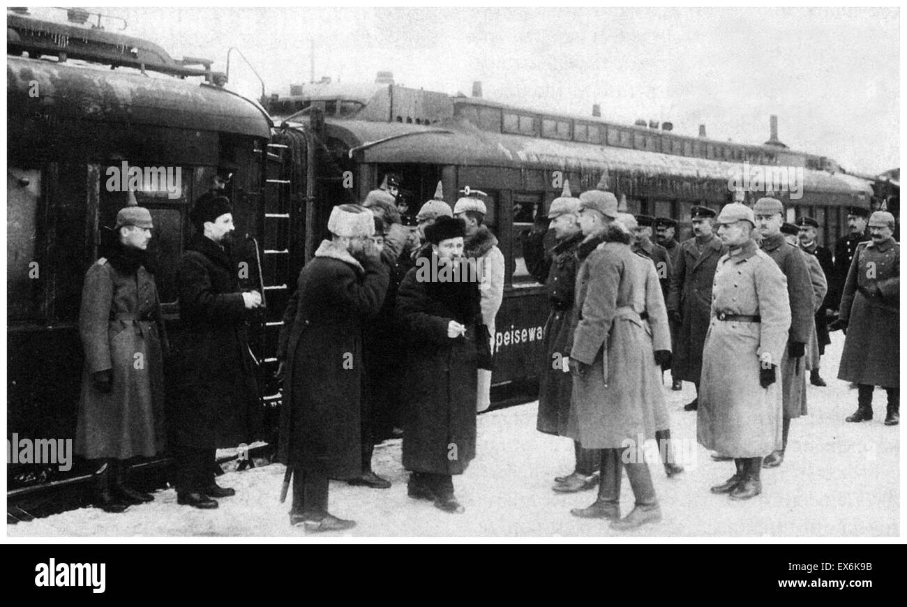 Trattato di Brest-Litovsk, Gennaio 1918. La prima guerra mondiale; ufficiali da parte del personale di campo maresciallo von Hindenburg incontrare la delegazione della Russia sovietica. Foto Stock