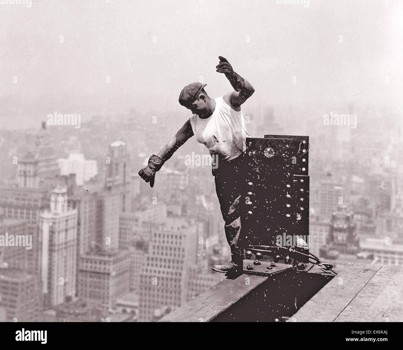 Lavoratore sull'Empire State Building (1931) - Foto di Lewis Hine Foto Stock