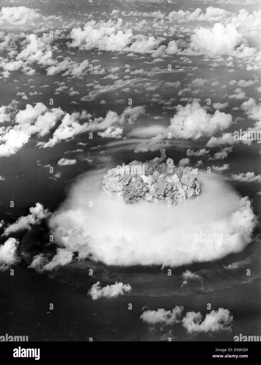 Fotografia di un fungo il cloud durante il funzionamento crocevia di armi nucleari a prova di Bikini Atoll. Datata 1946 Foto Stock