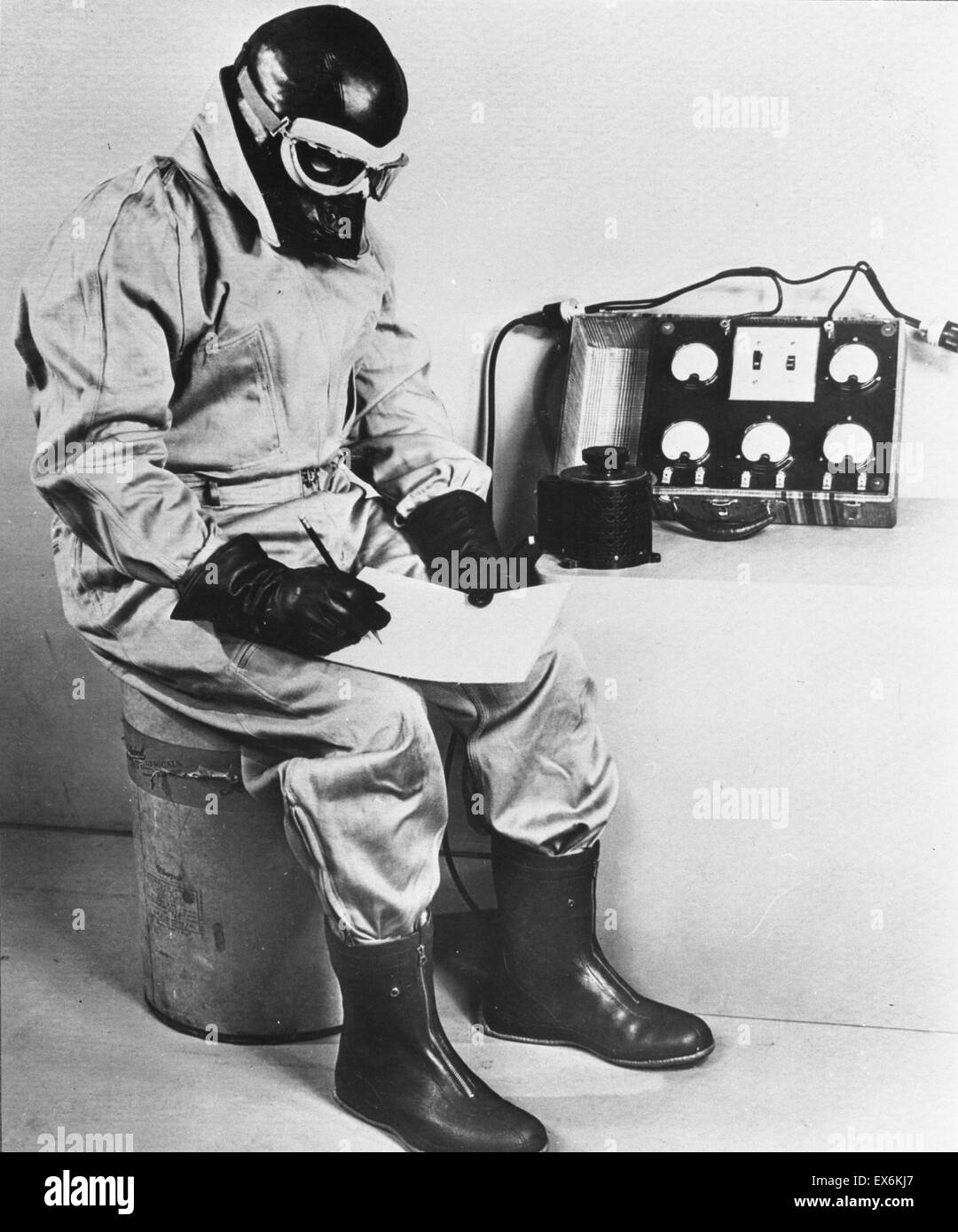 Fotografia del collaudo di 12.000 General Electric riscaldato  elettricamente tute di volo essendo realizzato per gli Stati Uniti Corpo di  aria in una camera fredda. Datata 1941 Foto stock - Alamy