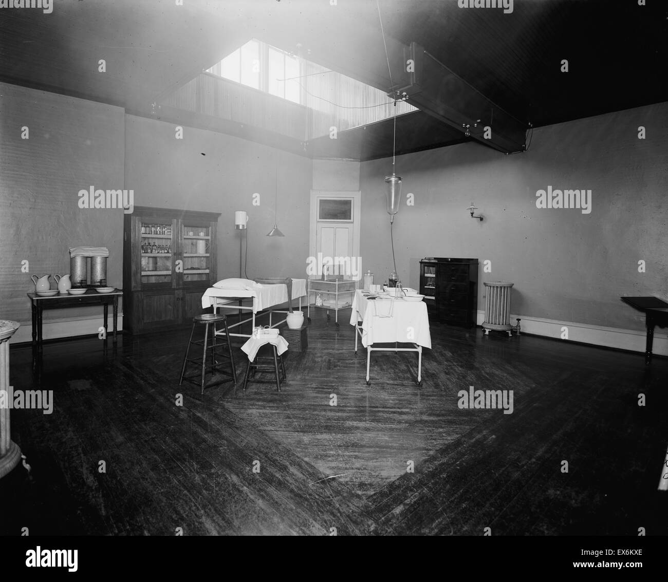 Camera con armadio medicina, bacini e massaggio o trattamento tabella, probabilmente la miniera Ypsilanti bath house, Ypsilant, Michigan, Stati Uniti d'America 1910 Foto Stock