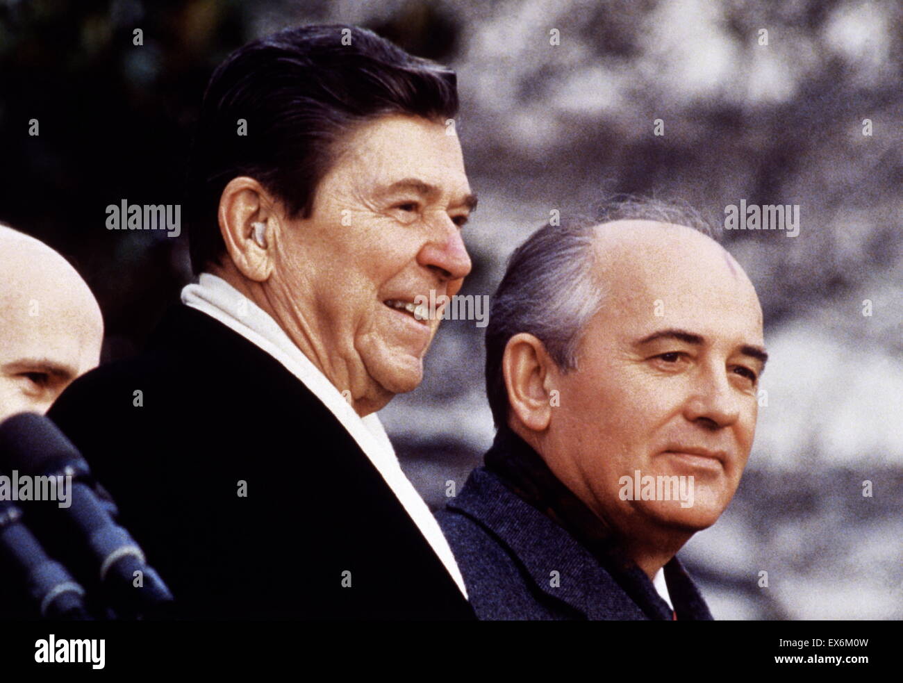 Il presidente statunitense Ronald Reagan con leader russo Mikhail Gorbachev 1986 Foto Stock