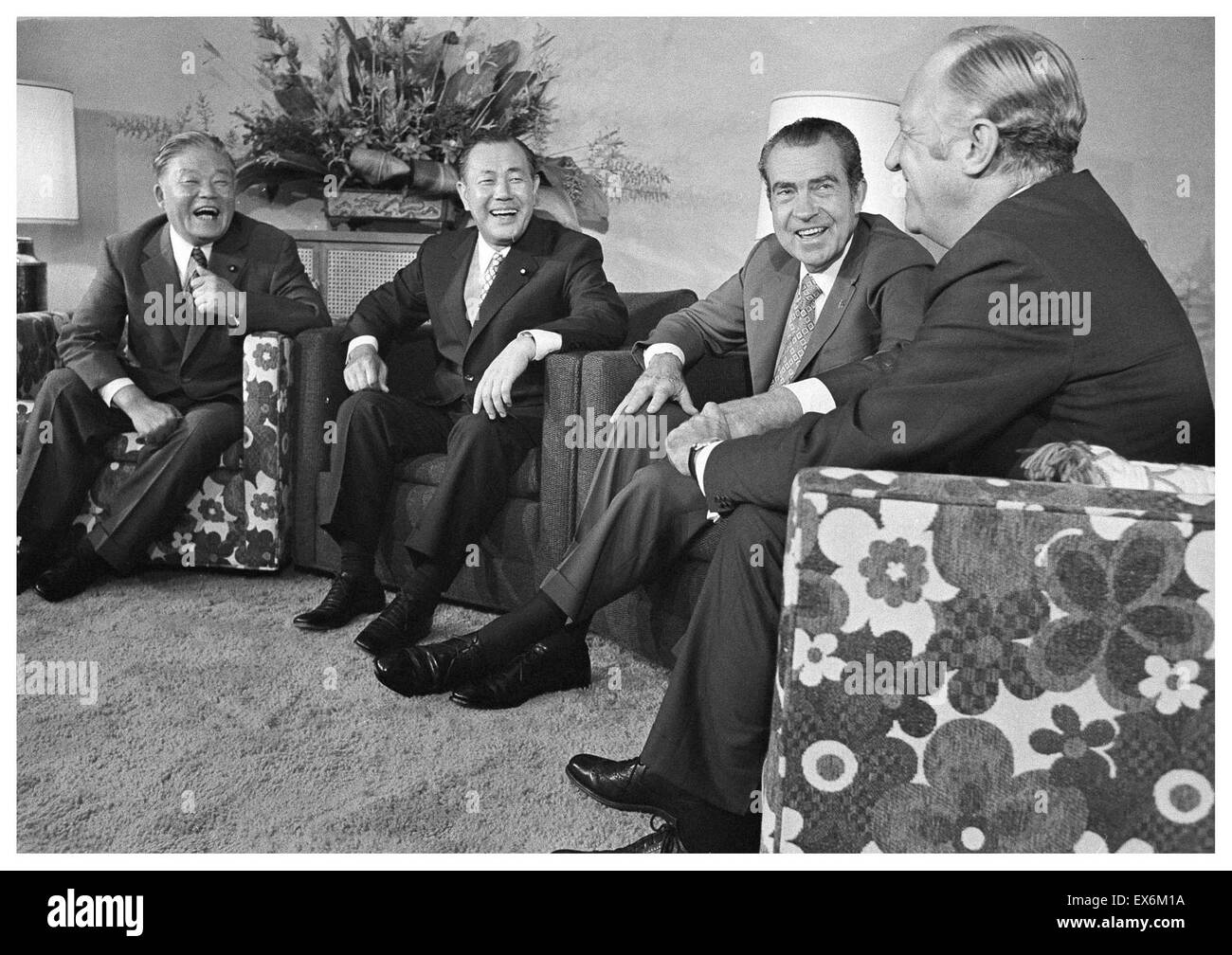 Il presidente statunitense Richard Nixon e il Primo Ministro Giapponese Kakuei Tanaka 1972. Masayoshi ?hira (sinistra) giapponese Ministro degli Affari Esteri; William Rogers il Segretario di Stato americano (destra) Foto Stock