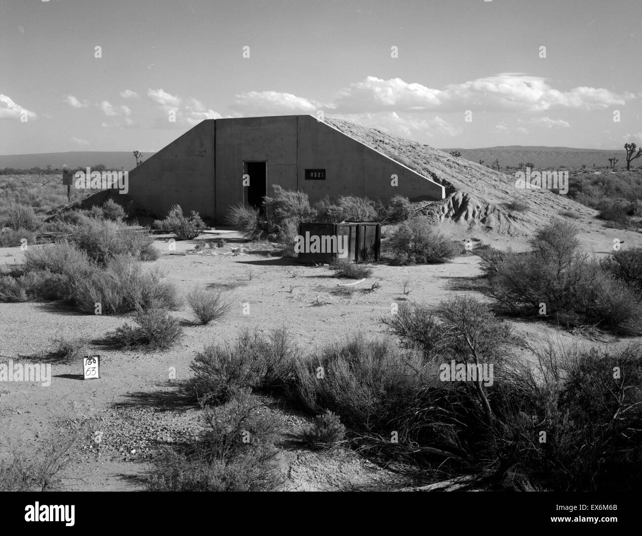 Edwards Air Force Base in base a sud di Sled via, terra coperta tipi di bunker, a nord di Sled via, Lancaster, nella contea di Los Angeles, CA Foto Stock