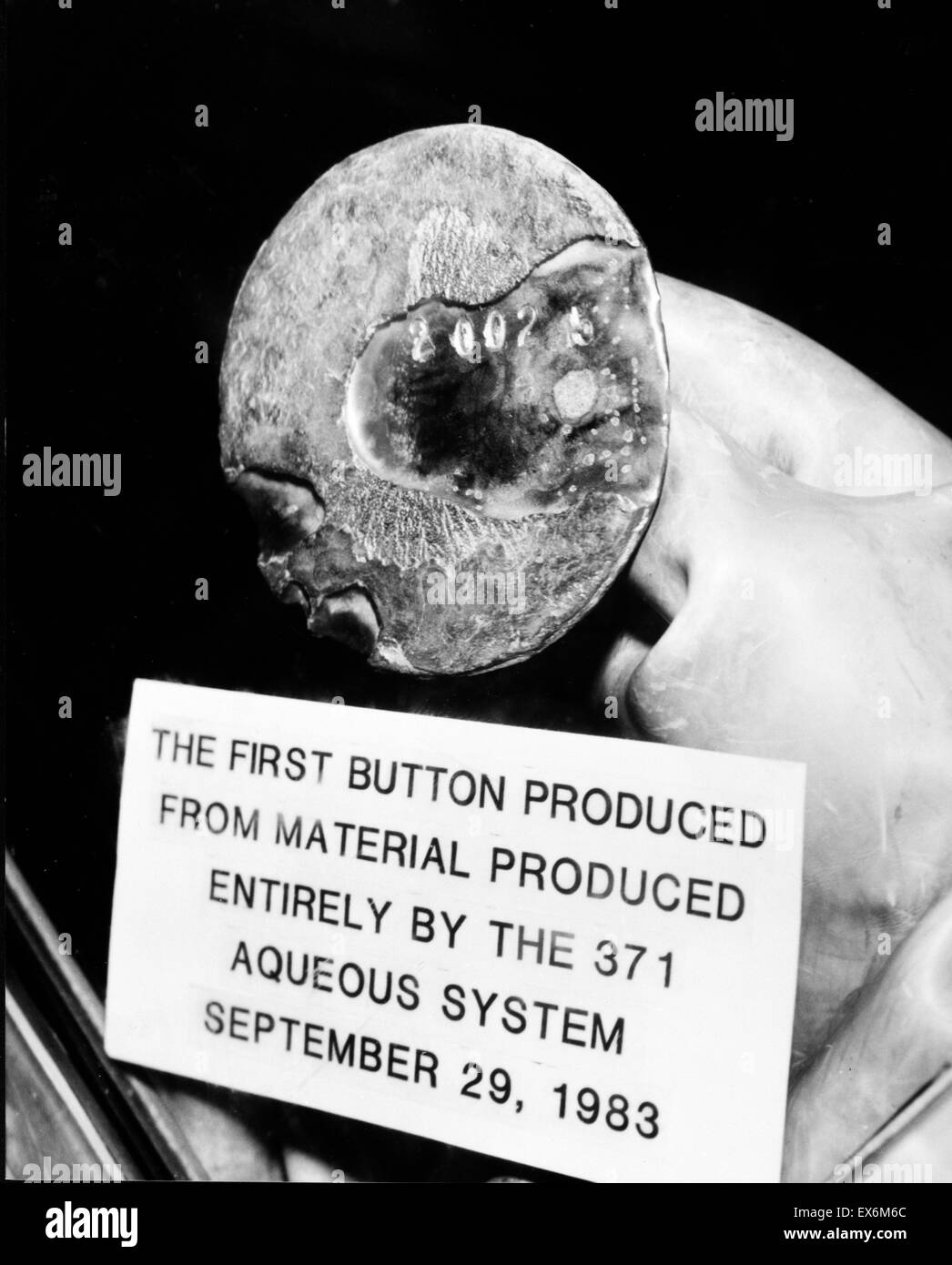 Fotografia del primo pulsante di plutonio prodotta dall'edificio 371 acquosa operazione di recupero al Rocky Flats impianto, non nucleare degli impianti di produzione. Datata 1983 Foto Stock
