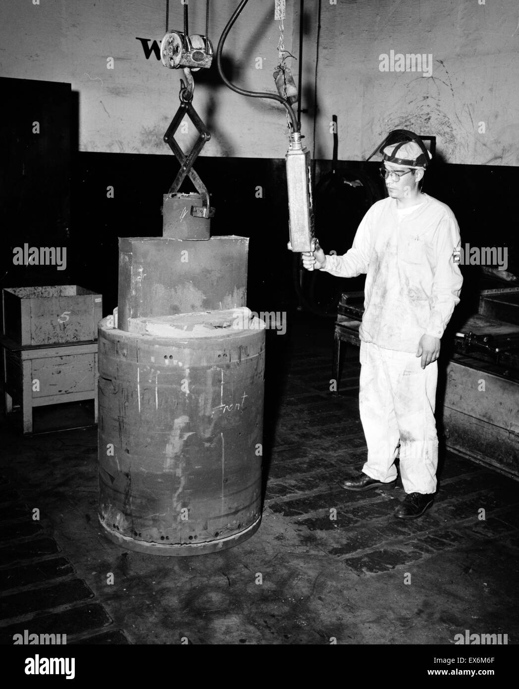 Fotografia di uranio impoverito Lingotto e lo stampo di fonderia a Rocky Flats impianto, non nucleare facility di produzione, a sud di pioppi neri americani Avenue, a ovest della Settima Avenue & ad est dell'Edificio 460, Golden, Jefferson county, Colorado. Datata 1956 Foto Stock