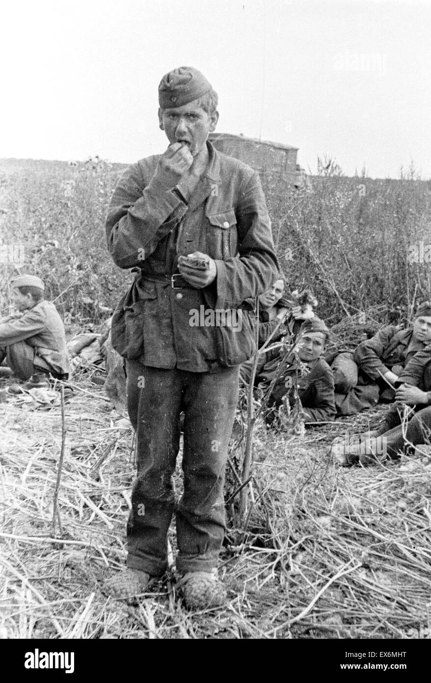 Un giovane esercito tedesco di reclutamento razioni mangia da qualche parte sul fronte orientale durante la Seconda Guerra Mondiale 1942 Foto Stock