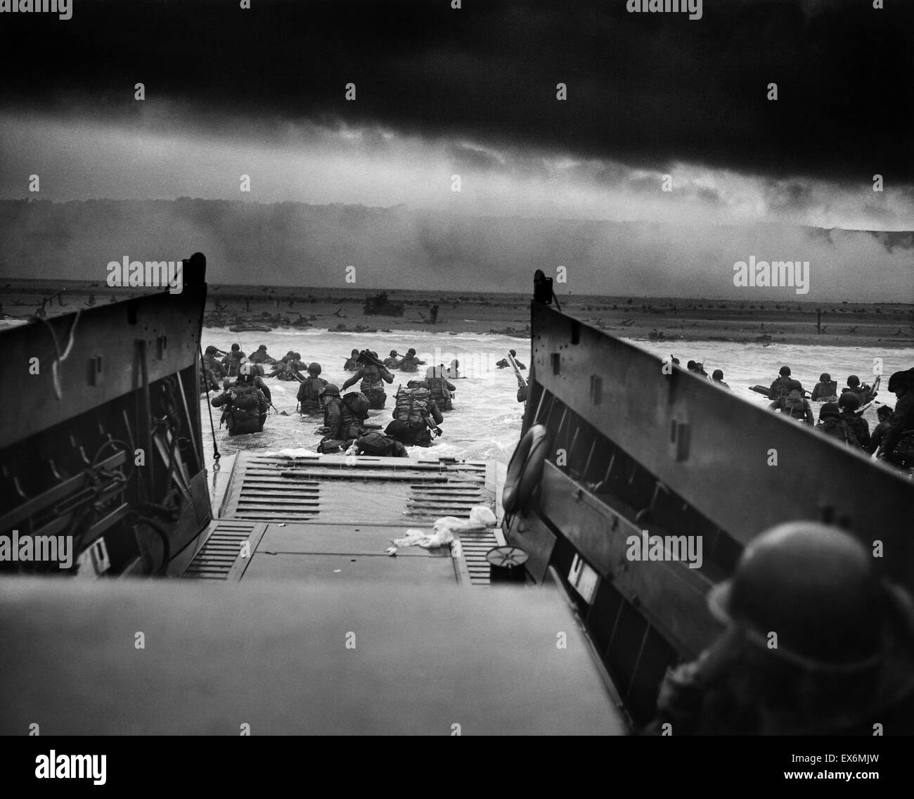 Le truppe USA guadare attraverso acqua dopo aver raggiunto la Normandia e lo sbarco a Omaha Beach su D Giorno 1944 Foto Stock